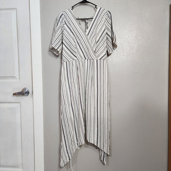 Maurices Dresses & Skirts - Maurice's Women's‎ Dress Size Medium No Belt Stiped Flutter Sleeve Midi